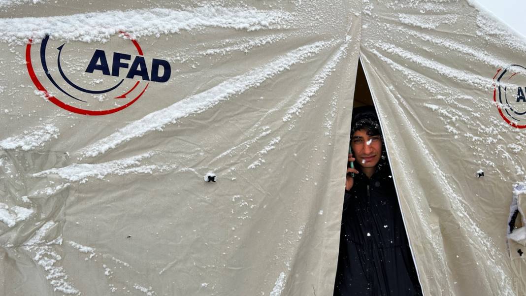 Türkiye deprem felaketine ağlıyor! Arama-kurtarma çalışmalarına katılmak için AFAD'a 100 binden fazla başvuru yapıldı 9